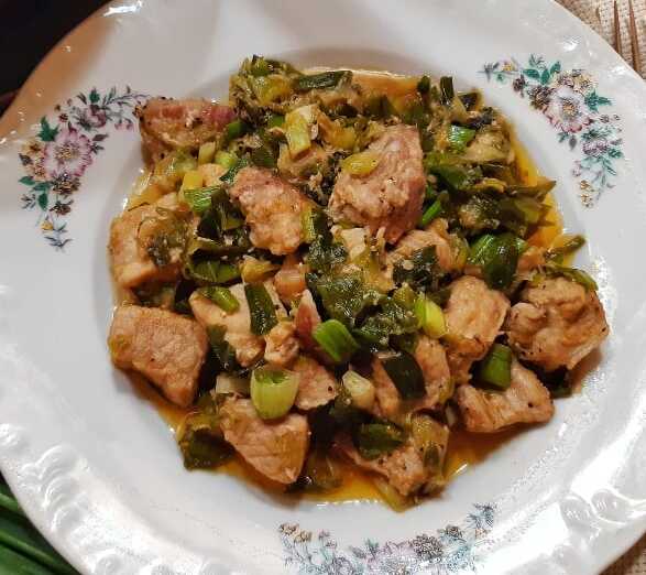 TiganiaPraso Τηγανιά με πράσινο κρεμμυδάκι και σκόρδο