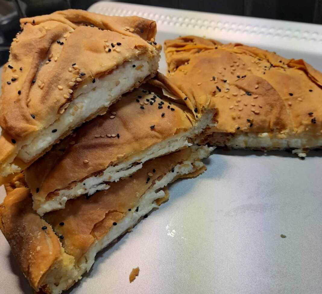 Tυροπιτες με σπιτικο φύλλο και διαφορα τυριά