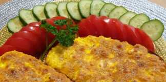 Ψημένες φέτες ψωμιού με λιωμένο τυρί και αφράτο μείγμα αυγού.