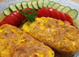 Ψημένες φέτες ψωμιού με λιωμένο τυρί και αφράτο μείγμα αυγού.