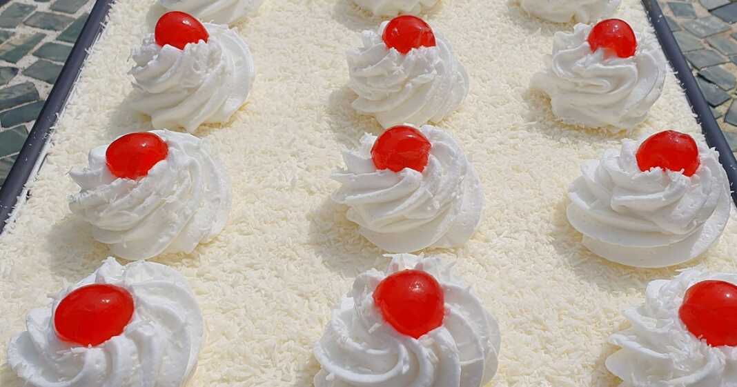 Πάστα "Χιονάτη" με στρώσεις παντεσπανιού, κρέμας, σαντιγί, ινδοκάρυδου και κερασάκια γλασέ.