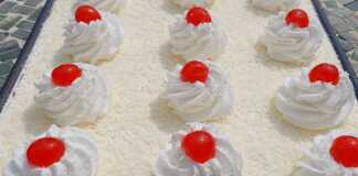 Πάστα "Χιονάτη" με στρώσεις παντεσπανιού, κρέμας, σαντιγί, ινδοκάρυδου και κερασάκια γλασέ.