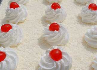 Πάστα "Χιονάτη" με στρώσεις παντεσπανιού, κρέμας, σαντιγί, ινδοκάρυδου και κερασάκια γλασέ.