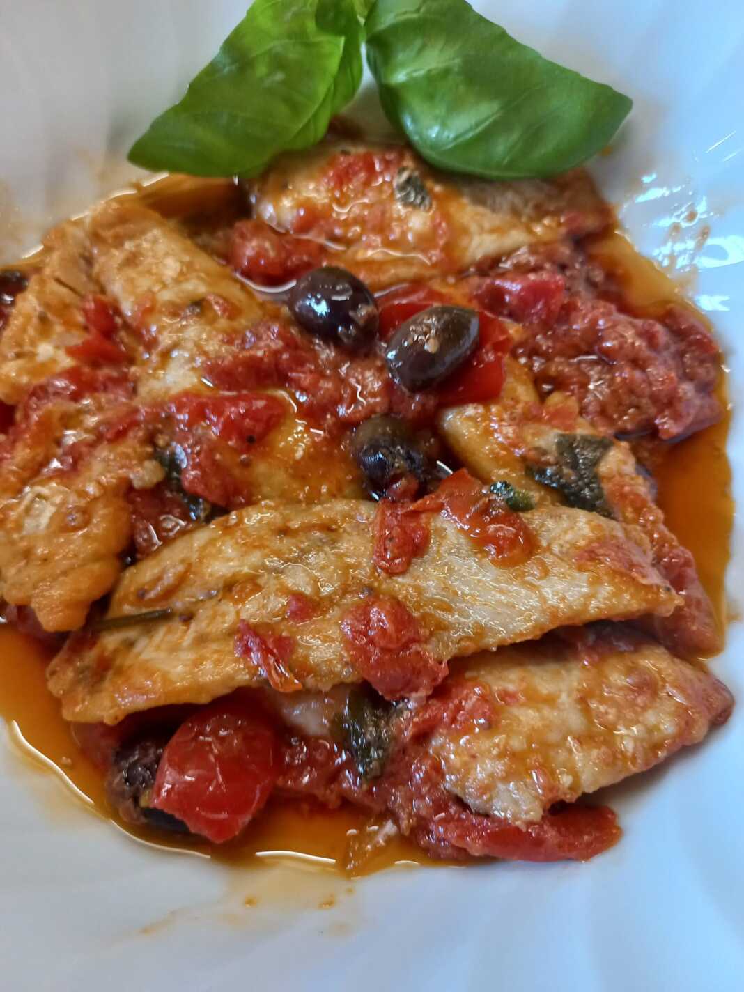 fetaPsariEliesNtomatinia Φιλέτο ψάρι με κάπαρη, ελιές και ντοματίνια