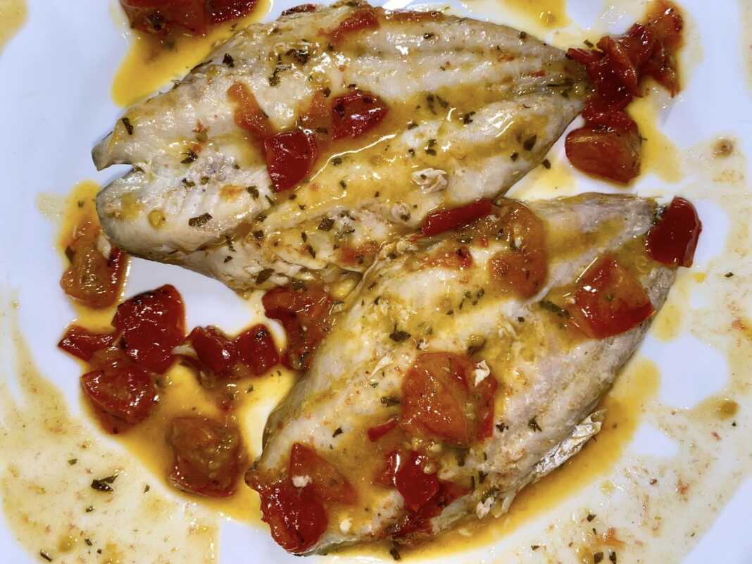 Φιλέτα σκουμπρί με ντοματίνια