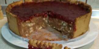 Γιαουρτογλυκό στο πεντάλεπτο, κομμένο σε τριγωνικά κομμάτια, με στρώση μαρμελάδας φράουλας.