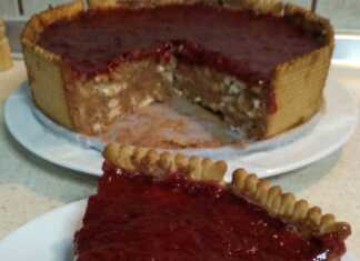 Γιαουρτογλυκό στο πεντάλεπτο, κομμένο σε τριγωνικά κομμάτια, με στρώση μαρμελάδας φράουλας.