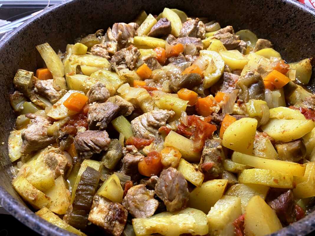 gioibetsakiPatatesKolokithakia1 Ένα ταψί με χοιρινό κομμάτια, πατάτες και κολοκυθάκια που ψήνονται στο φούρνο.