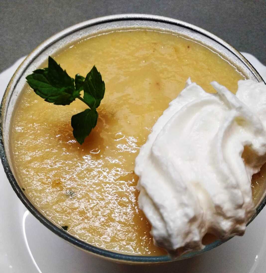 granitaLeukoRodakino Γρανίτα λευκού ροδάκινου με φρέσκο δυόσμο και σαντιγί