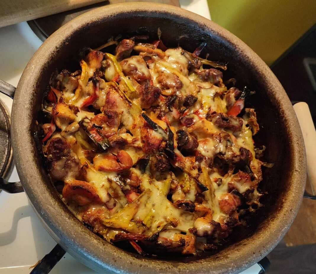 Κοτόπουλο και χοιρινό με λαχανικά στο πήλινο