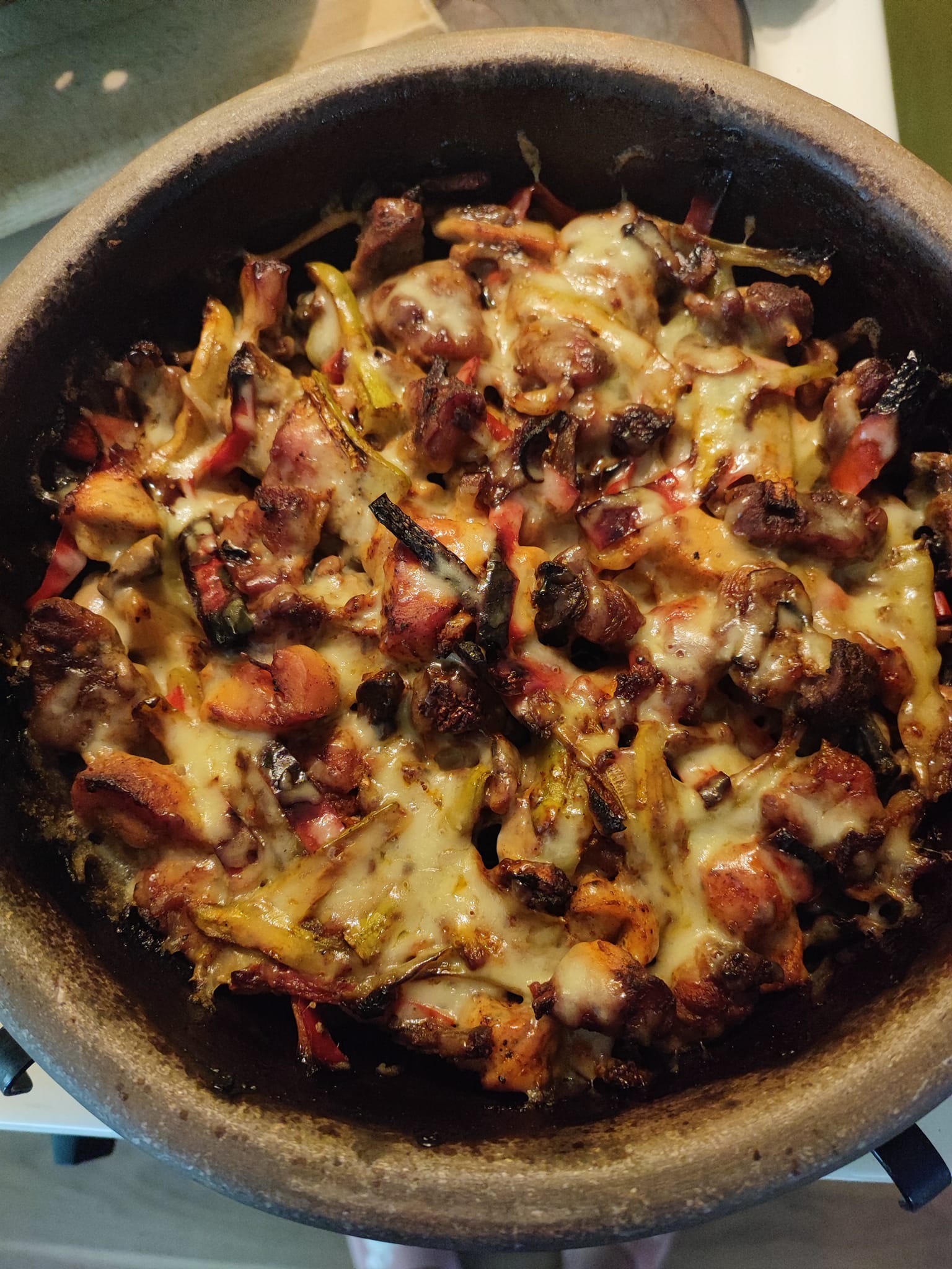 Κοτόπουλο και χοιρινό με λαχανικά στο πήλινο