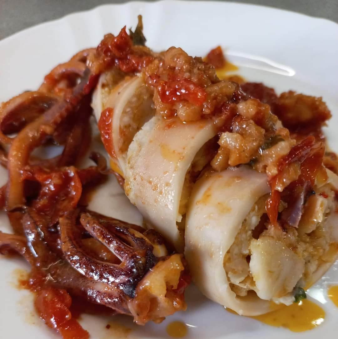 Γεμιστά καλαμάρια με χτένια και γαρίδες