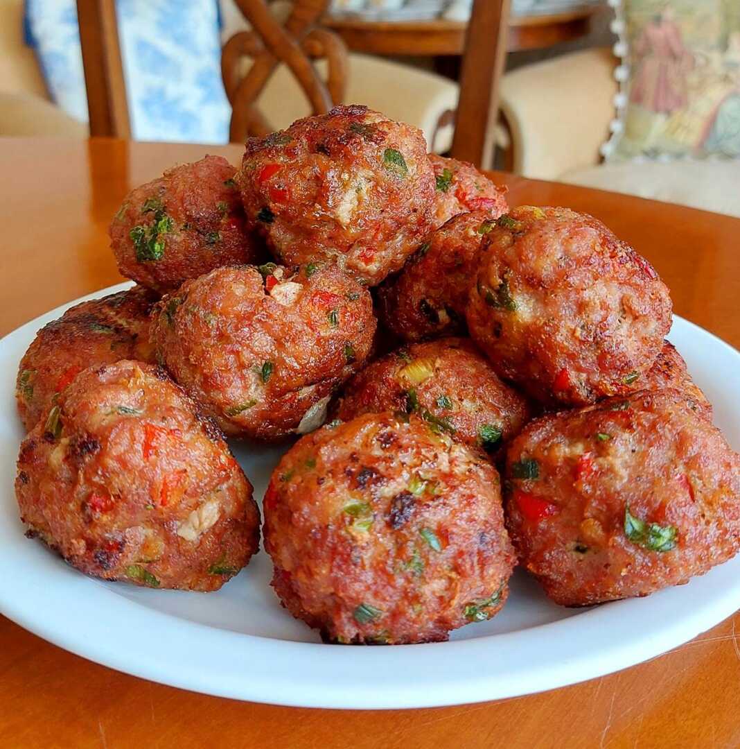 keftedesPiperies1 Κεφτεδάκια με πιπεριά!