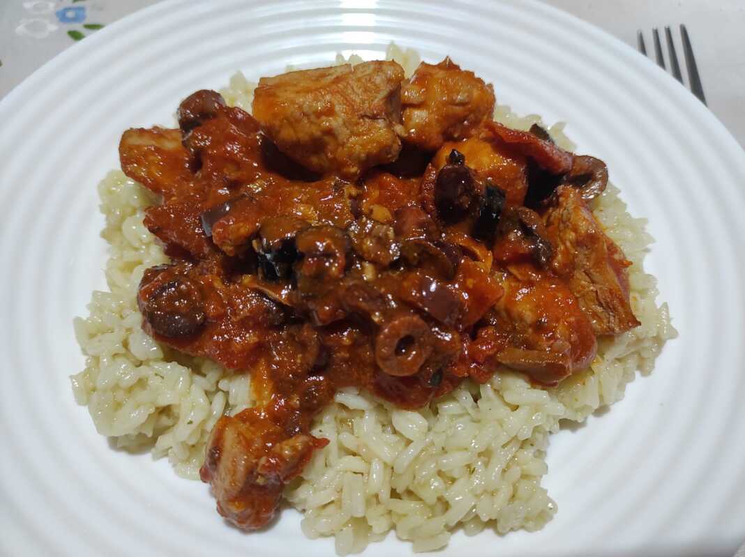 kotopouloElies Κοτόπουλο με ελιές και ρύζι σοτέ