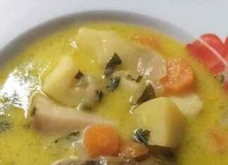 Μια βαθιά πιατέλα με αχνιστή κρεατόσουπα μοσχάρι λαχανικά και βελούδινο αυγολέμονο περιτριγυρισμένη από φρέσκο ψωμί