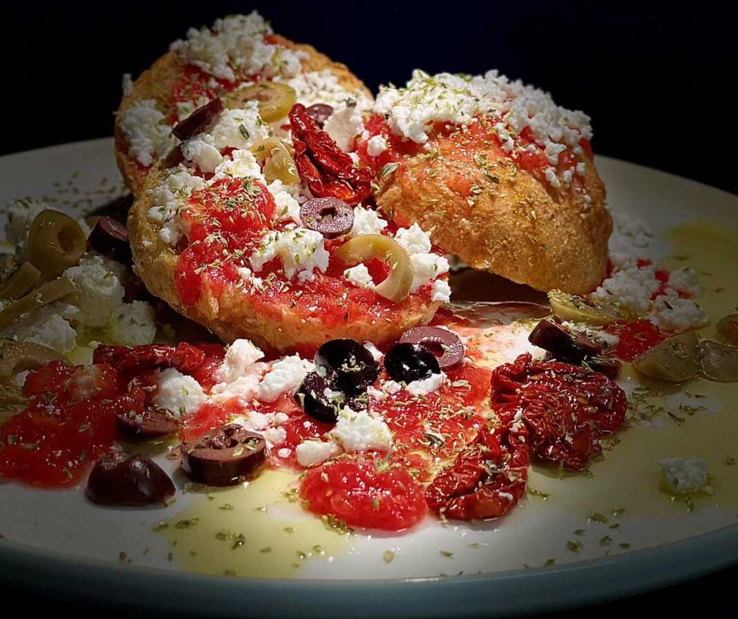 kritikaKrithinia Κρίθινα κρητικά παξιμαδάκια, ραντισμένα με ρακή.