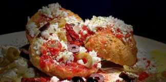 Κρίθινα κρητικά παξιμαδάκια, ραντισμένα με ρακή.