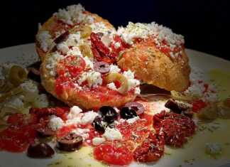 Κρίθινα κρητικά παξιμαδάκια, ραντισμένα με ρακή.