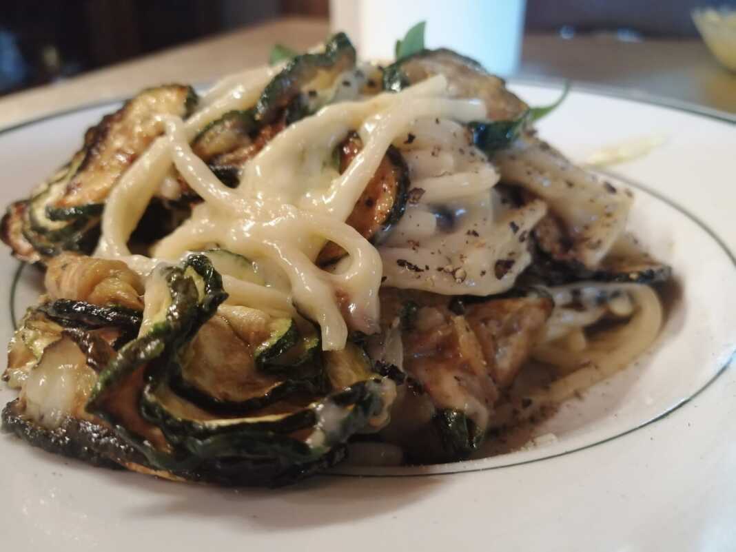 Μακαρόνια με κολοκυθάκια και τυριά