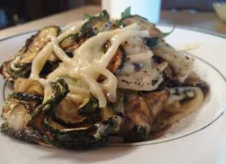 Μακαρόνια με κολοκυθάκια και τυριά