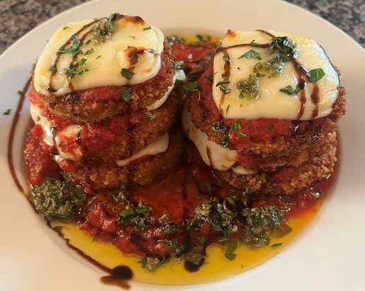 melitzanaParmezana Τραγανή τηγανητή μελιτζάνα με πικάντικη σάλτσα ντομάτας και τυρί