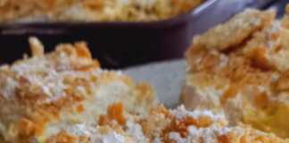 Ένα κομμάτι μιλφέιγ με εμφανή τα τραγανά φύλλα σφολιάτας και την κρεμώδη γέμιση, πασπαλισμένο με άχνη ζάχαρη.