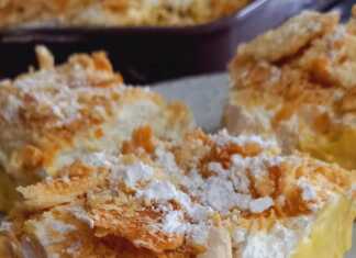 Ένα κομμάτι μιλφέιγ με εμφανή τα τραγανά φύλλα σφολιάτας και την κρεμώδη γέμιση, πασπαλισμένο με άχνη ζάχαρη.