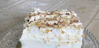 Η έτοιμη **Παραδοσιακή Μηλόκρεμα** με ροδισμένη μαρέγκα και αμύγδαλα.