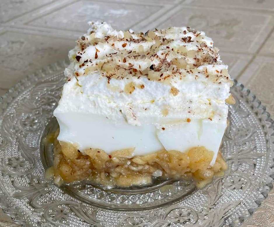 milokrema Η έτοιμη **Παραδοσιακή Μηλόκρεμα** με ροδισμένη μαρέγκα και αμύγδαλα.