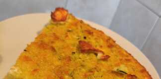 Ένα κομμάτι χρυσαφένιας πίτας με κολοκύθι και φέτα σε ένα πιάτο.