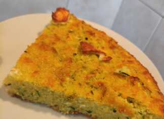 Ένα κομμάτι χρυσαφένιας πίτας με κολοκύθι και φέτα σε ένα πιάτο.