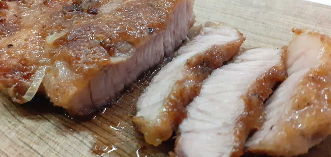 Χοιρινός λαιμός στο τηγάνι με καραμελωμένα κρεμμύδια!