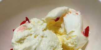 Δύο μπάλες από αφράτο Παγωτό Βανίλια Παρφέ σε μπολ, διακοσμημένες με λοβό βανίλιας