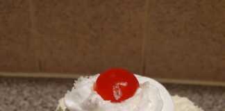 Πάστα "Χιονάτη" με στρώσεις παντεσπανιού, κρέμας, σαντιγί, ινδοκάρυδου και κερασάκια γλασέ.