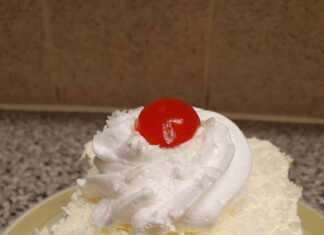 Πάστα "Χιονάτη" με στρώσεις παντεσπανιού, κρέμας, σαντιγί, ινδοκάρυδου και κερασάκια γλασέ.