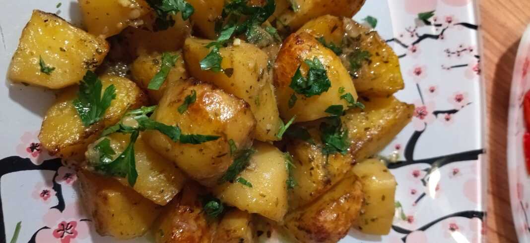 Πατάτες σε γάστρα ή σε ταψί