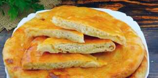 Τρεις χρυσαφένιες Πατατόπιτες με Τυρί σε Ζύμη, φρεσκοψημένες, σε ξύλινη επιφάνεια