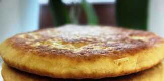 Πίτες στο τηγάνι με κεφίρ Στοίβα από αφράτες και χρυσαφένιες πίτες στο τηγάνι με κεφίρ, με λιωμένο βούτυρο να τις καλύπτει.