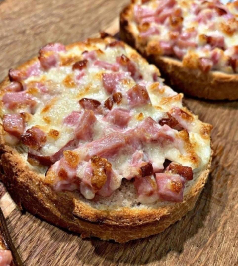 psomakiaTiriLoukaniko Ψωμάκια με λουκάνικο και τυρί στο φούρνο