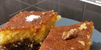 Πιάτο με κομμάτι Ραβανί-Καρυδόπιτα, σιροπιαστό, πασπαλισμένο με κανέλα ή ινδοκάρυδο, έτοιμο για απόλαυση.