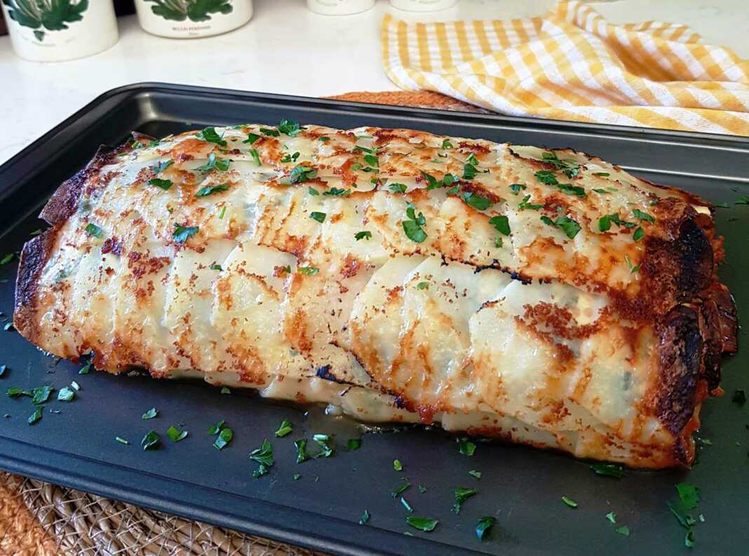 rolopatatas Ρολό Πατάτας γεμιστό με σπανάκι, ανθότυρο, κιμά και σάλτσα ντομάτας