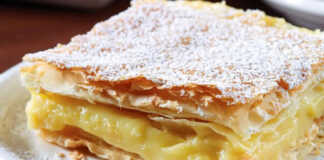 Σφολιάτα με Κρέμα, πασπαλισμένη με άχνη ζάχαρη.