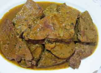 Κομμάτια από μοσχαρίσιο συκώτι μέσα σε μια πυκνή μελωμένη σάλτσα μουστάρδας και κρασιού γαρνιρισμένα με φρέσκια ρίγανη