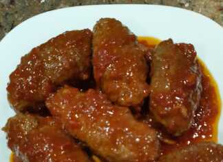 Μια πιατέλα με αφράτα σουτζουκάκια σε σχήμα κυλίνδρου μέσα σε κατακόκκινη πυκνή σάλτσα ντομάτας μοσχοβολώντας κύμινο