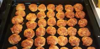 Χρυσαφένια Τυροπιτάκια Παραλίας, φρεσκοψημένα, σε ταψί, έτοιμα για σερβίρισμα