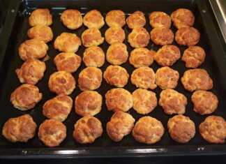 Χρυσαφένια Τυροπιτάκια Παραλίας, φρεσκοψημένα, σε ταψί, έτοιμα για σερβίρισμα