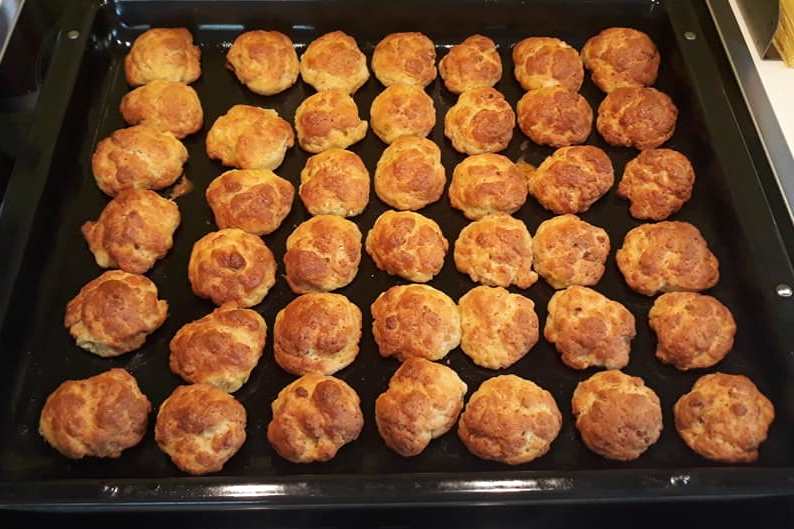 tiropitakiaParalias Χρυσαφένια Τυροπιτάκια Παραλίας, φρεσκοψημένα, σε ταψί, έτοιμα για σερβίρισμα