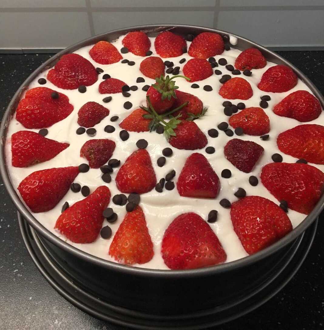 Ελαφρύ γλυκάκι με φράουλες και κρέμα! 