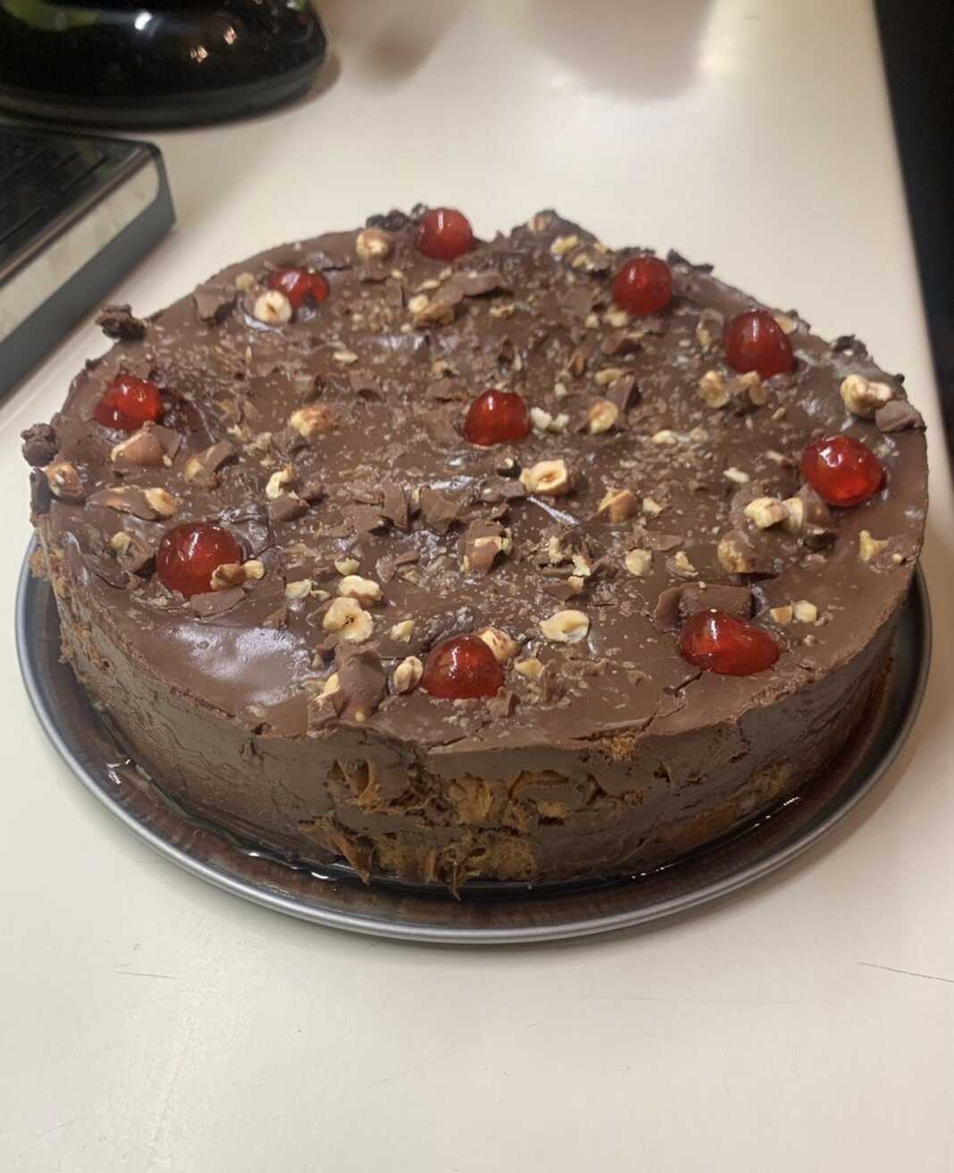 ούρτα σοκολάτας με βάση από τσουρέκι