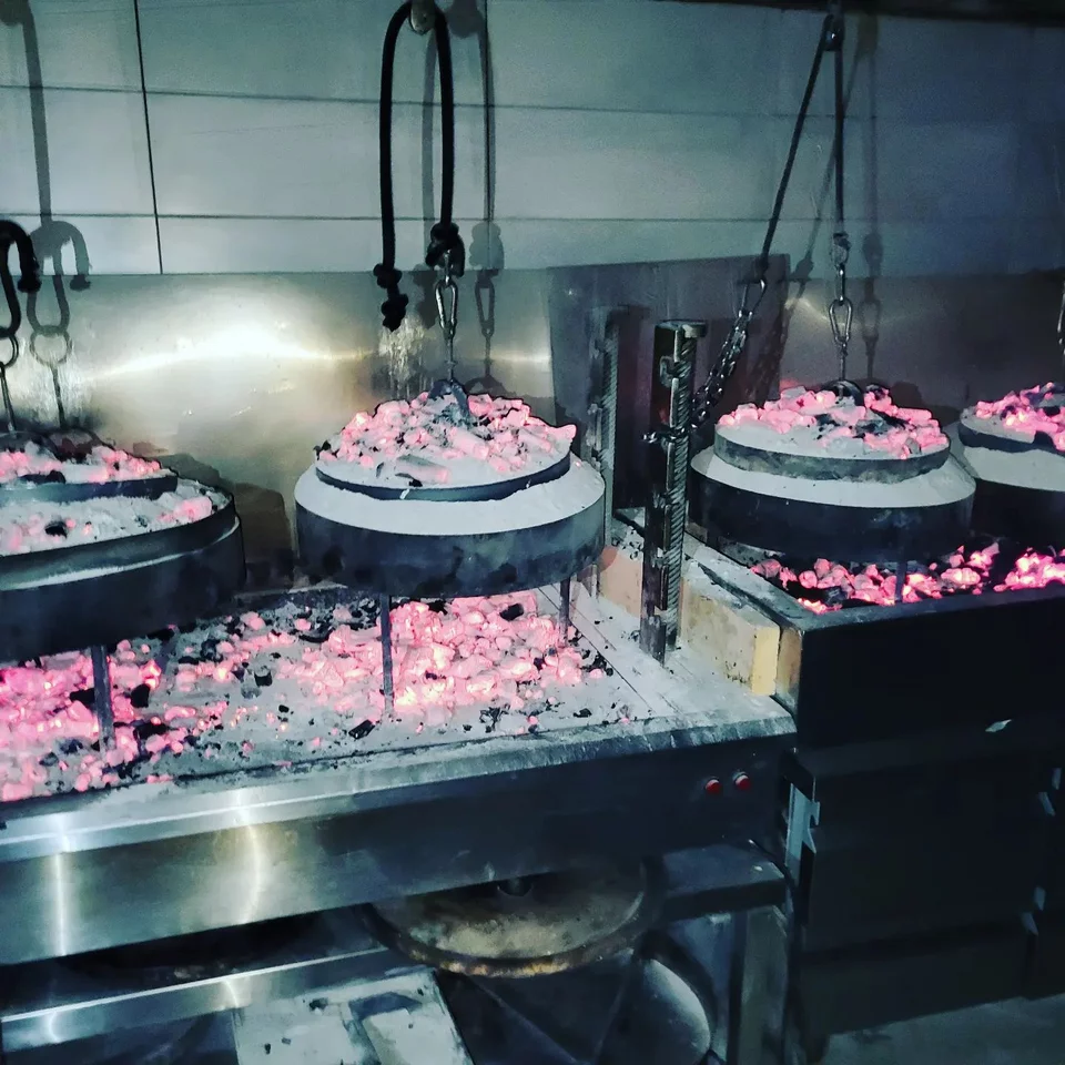 Oι πίτες στο Πλαστός & Κρεμμυδόπιτα ψηνονται θεαματικά σε ειδικές γάστρες με κάρβουνα / Φωτογραφία: Πλαστός & Κρεμμυδόπιτα/Facebook